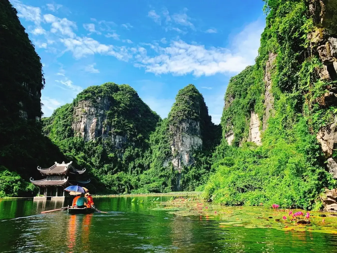 Kinh Nghiệm Du Lịch Tràng An 2026: So Sánh Chi Tiết 3 Tuyến Đò & Mẹo Đi Không Mệt Mỏi